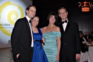 Dr. Axel Schweitzer (l.) mit Ehefrau Nina Schweitzer (2.v.l.) und Dr. Eric Schweitzer (r.) mit Ehefrau Dr. Nicole Schweitzer (2.v.r.) auf der ALBA Gala 2008