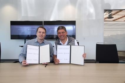 Aurora und Byton CEO mit den Partnerschaft Letter