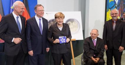 Bundeskanzlerin Angela Merkel erhält den Münz-Gedenksatz Niedersachsen