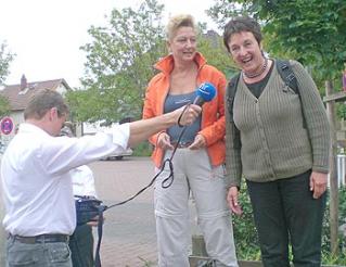 Dagmar Metzger bei einer Wanderung mit Brigitte Zypries (Bild: Rechte bei Zypries)