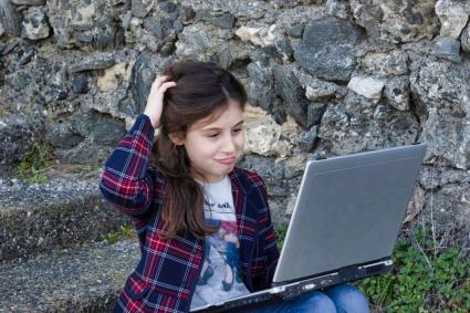 Schülerin lernt am Computer