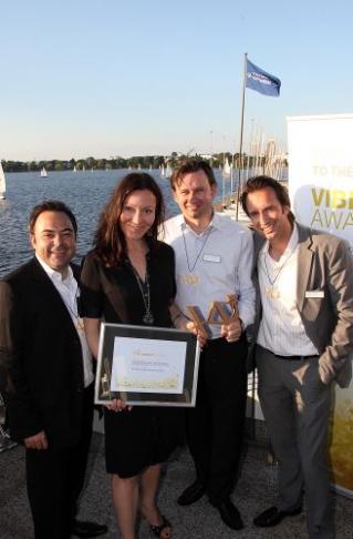 Agnes Herzog, Media Planning Group Head bei Zed digital, Düsseldorf (Vivaki), nahm die Award-Trophäe entgegen. V.l.n.r. Jens Breimaier, Vibrant, Agnes Herzog, Gregor Fellner und Jochen Urban von Vibrant. 
