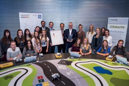Auf der Young IFA experimentierten Schülerinnen mit dem Open Roberta Lab und waren begeistert, wie schnell man mit der grafischen Programmierumgebung einen Roboter zum Leben erweckt.