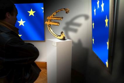 Bild des Euro mit der EU-Fahne